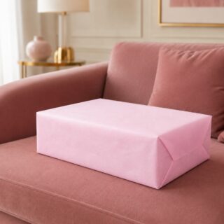 🌸 Papel de seda rosa, delicado y perfecto.
Nuestro papel de seda rosa aporta delicadeza, elegancia y un acabado precioso a tus regalos y productos. Perfecto para envolver artículos delicados, preparar ramos, decorar cajas o crear un packaging que enamore antes incluso de descubrir lo que hay dentro. 🎁✨
Porque una presentación bonita también forma parte del regalo. 💗
Descúbrelo en pakot.com
#Pakot #PapelDeSeda #PapelDeSedaRosa #PackagingBonito #PackagingCreativo #PresentaciónDeProducto #DetallesQueEnamoran #EmbalajeDecorativo