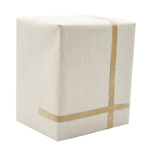 regalo de costado envuelto papel verjurado blanco plastificado
