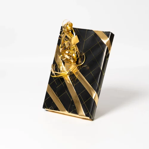papel de regalo negro líneas metalizadas oro