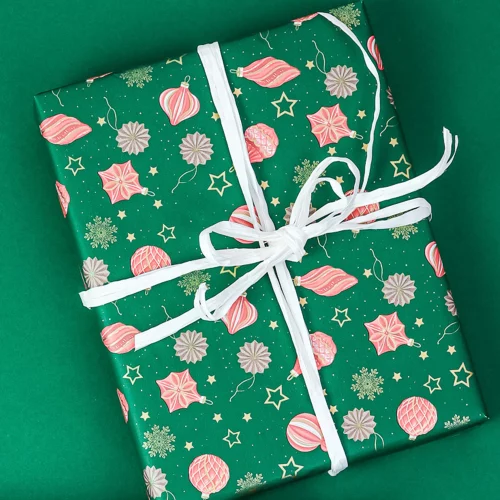 papel de regalo verde con decoración navideña