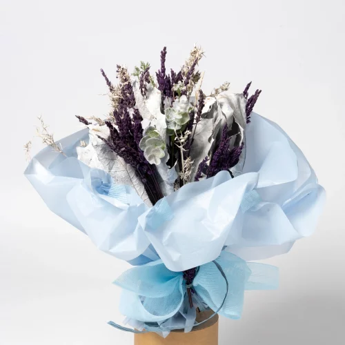 ramo flores celofán azul